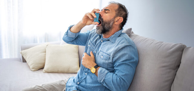 Imagem ilustrando os sintomas e tratamento da asma, uma doença respiratória comum que afeta milhões de pessoas em todo o mundo.