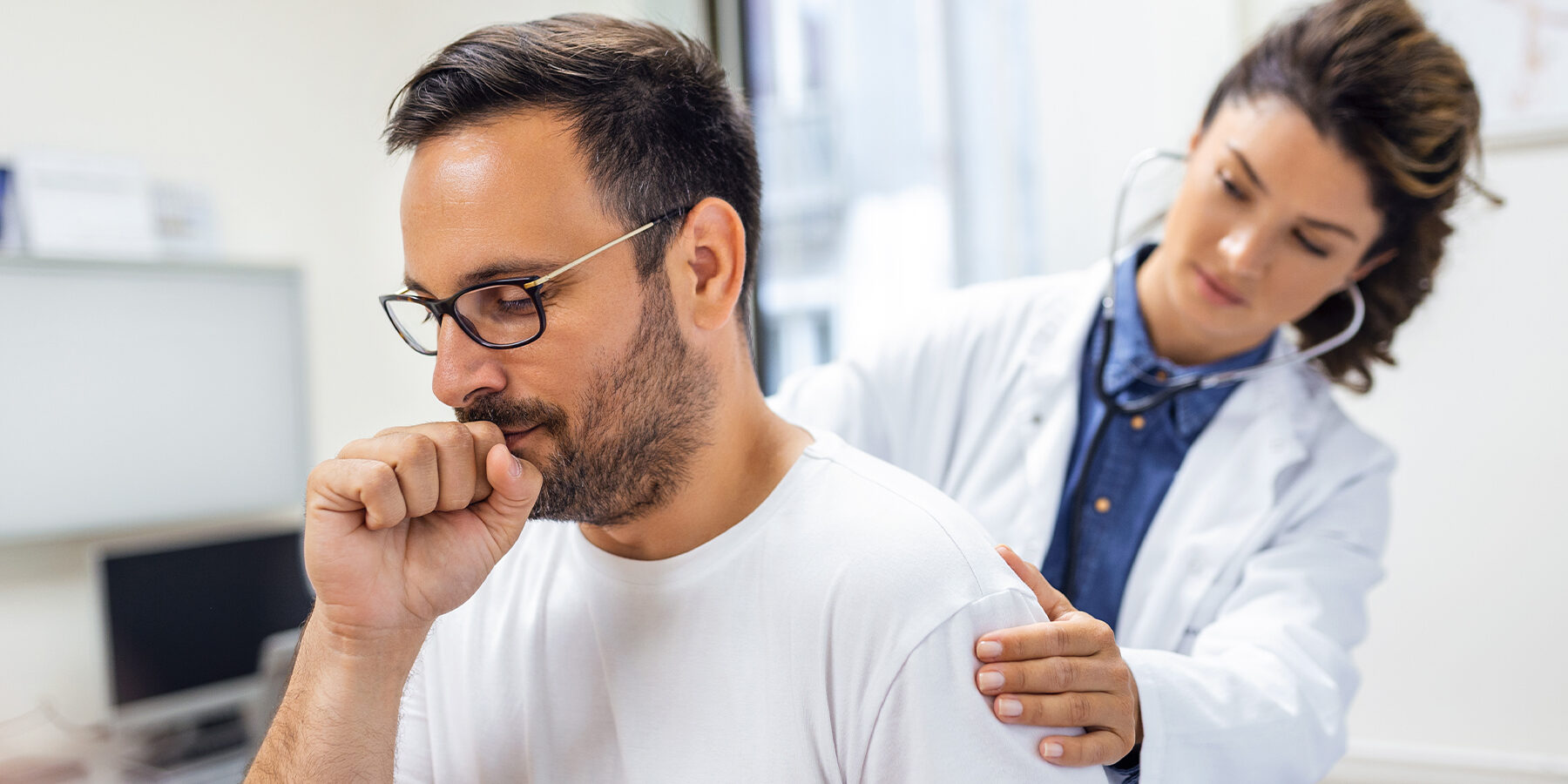 Pessoa com dificuldade para respirar, sintoma comum da DPOC