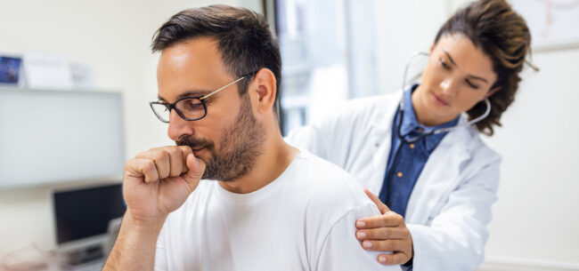 Pessoa com dificuldade para respirar, sintoma comum da DPOC