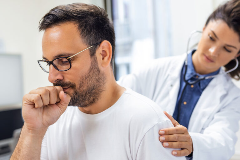 Pessoa com dificuldade para respirar, sintoma comum da DPOC