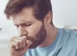Pessoa com tosse, possível sinal de tuberculose.