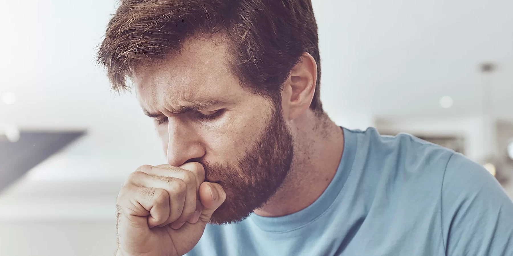 Pessoa com tosse, possível sinal de tuberculose.